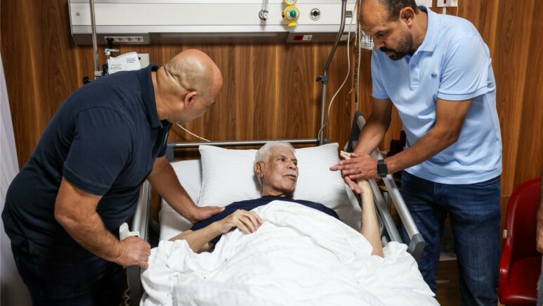 نجوم الأهلي يهدون حسن شحاتة القميص 14 في زيارة خاصة
