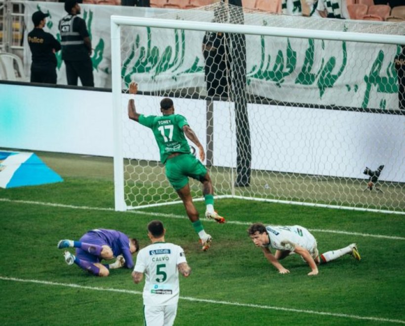 الأهلي يسحق الاتفاق برباعية ويواصل مطاردة الهلال