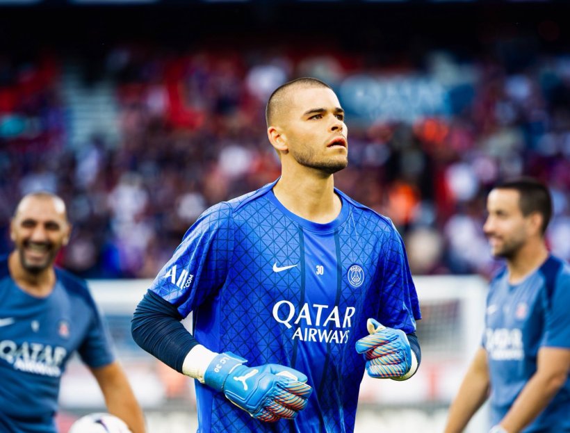 صراع الحراسة يشتعل في باريس.. رسالة إنريكي تضع شوفالييه تحت الضغط