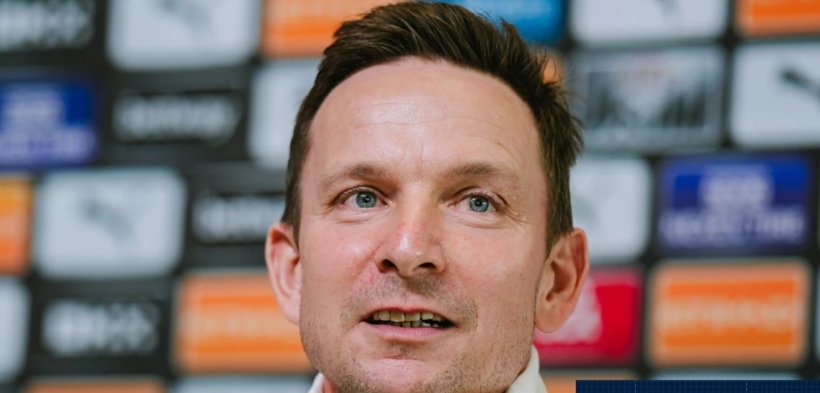 ليندرز يكشف سبب غياب جوارديولا عن المؤتمر، ويحذر من تكرار سيناريو ليفربول