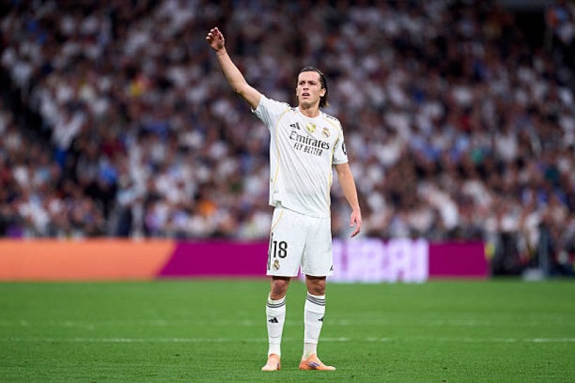 هل تغاضى حكم مواجهة الكلاسيكو عن طرد كاريراس؟