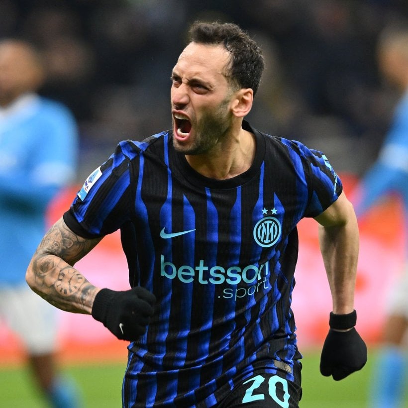 إنتر يبدأ التحرك لتمديد عقد هاكان تشالهانوجلو حتى 2028