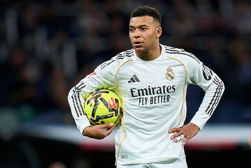 هل سيغير فليك خطط برشلونة بسبب عودة مبابي؟