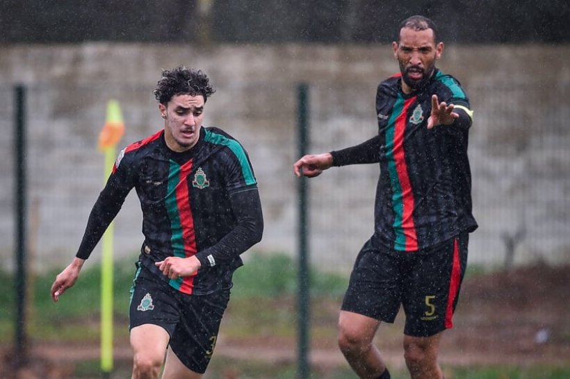 الجيش الملكي يعود بنقطة من الجزائر ويؤجل الحسم القاري