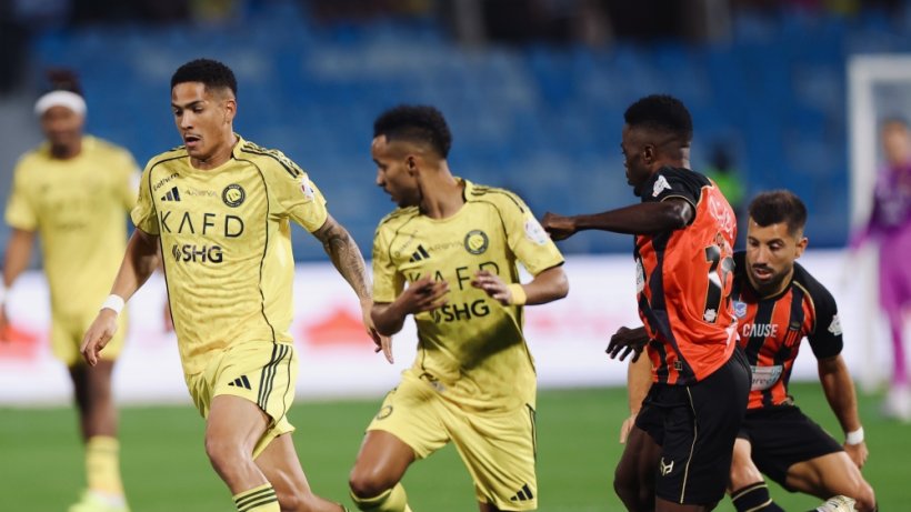 النصر يعبر الرياض ويعتلي قمة الدوري مؤقتًا