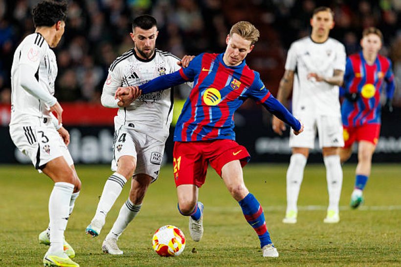 دي يونج يتألق في غياب بيدري ويقود خط وسط برشلونة