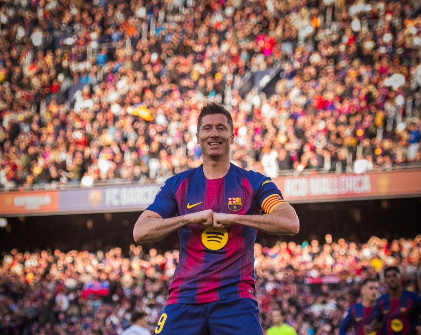 ليفاندوفسكي يدخل قائمة أفضل 15 هدافًا في تاريخ برشلونة