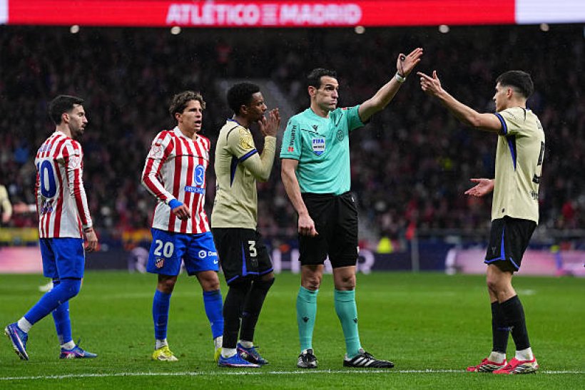 سبب تأخير قرار تقنية الفيديو في مباراة برشلونة وأتلتيكو مدريد