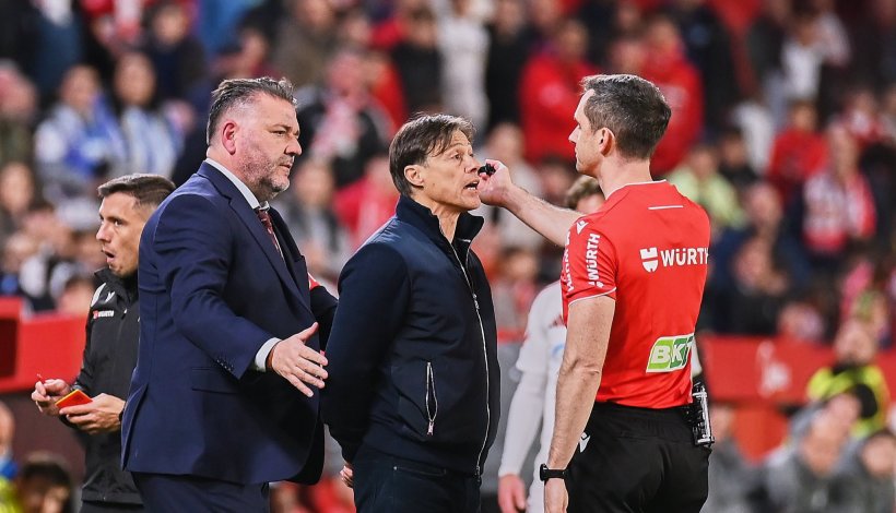 طرد مدرب إشبيلية يشعل أزمة انضباطية كبيرة في إسبانيا ويهدده بعقوبة قاسية