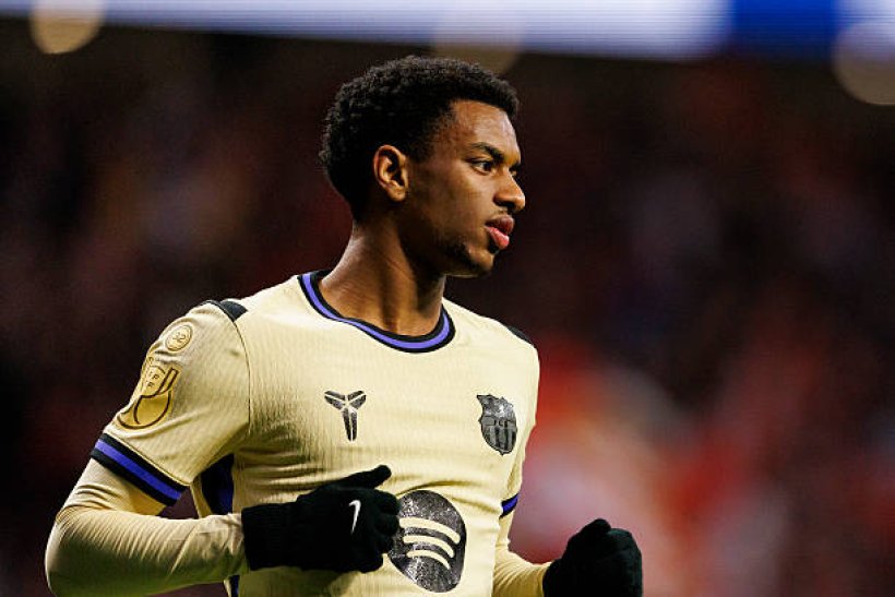 مانشستر يونايتد يدرس التعاقد مع مدافع برشلونة