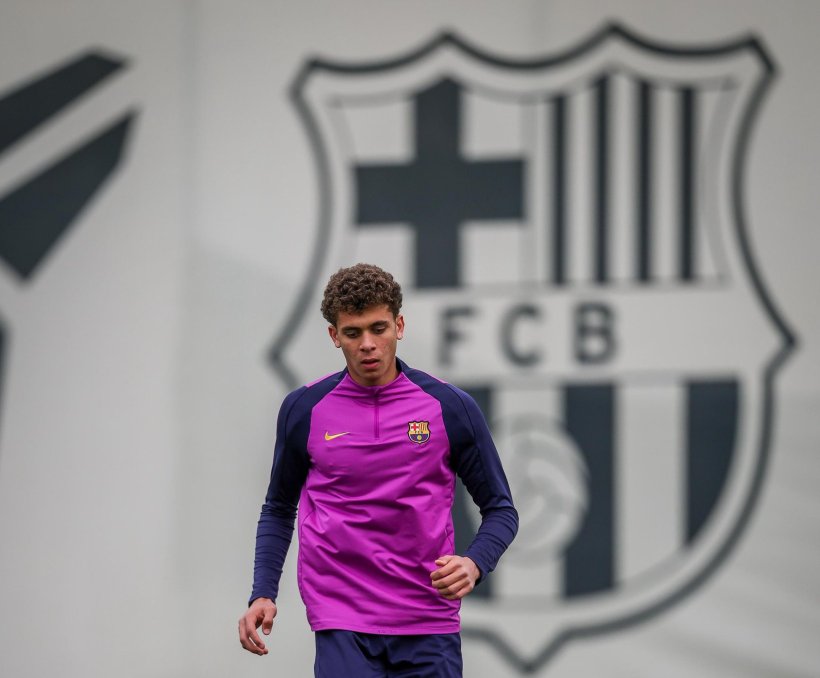 حمزة عبد الكريم يعود إلى مصر لتسريع إجراءات انضمامه لبرشلونة