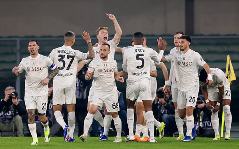 نابولي يخطف فوزًا ثمينًا في الوقت القاتل من هيلاس فيرونا