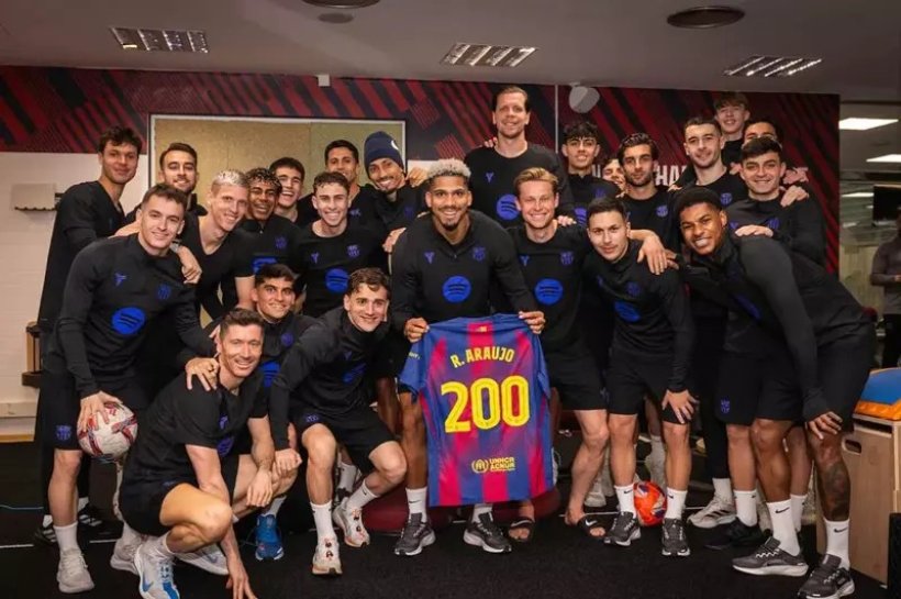 برشلونة يحتفل برونالد أراوخو بعد مباراته رقم 200 مع الفريق