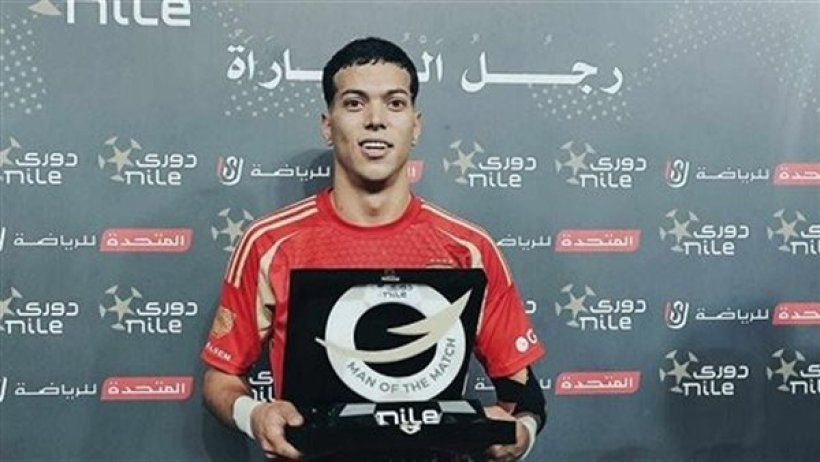 إمام عاشور يتوج بجائزة رجل مباراة الأهلي والمقاولون