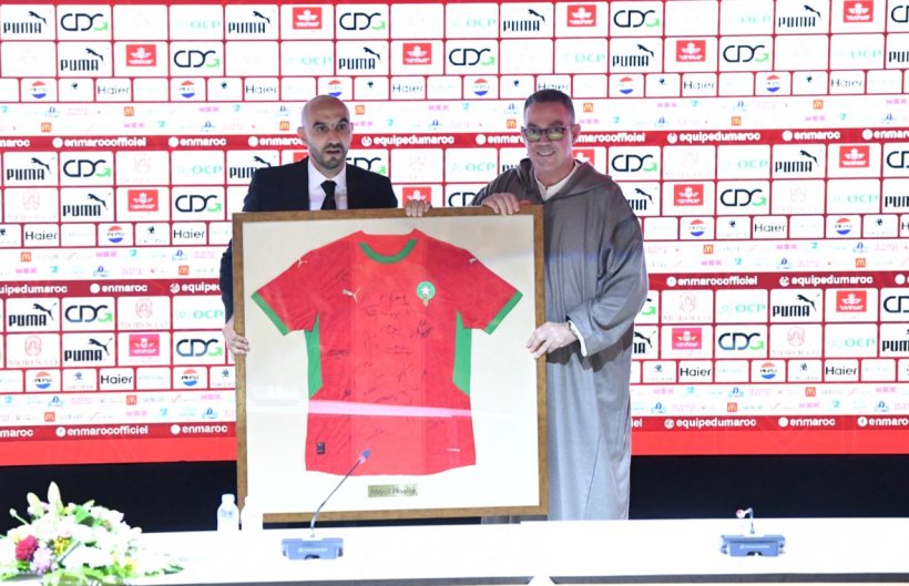 الركراكي يتمنى التوفيق لوهبي بعد تسليمه قيادة المنتخب