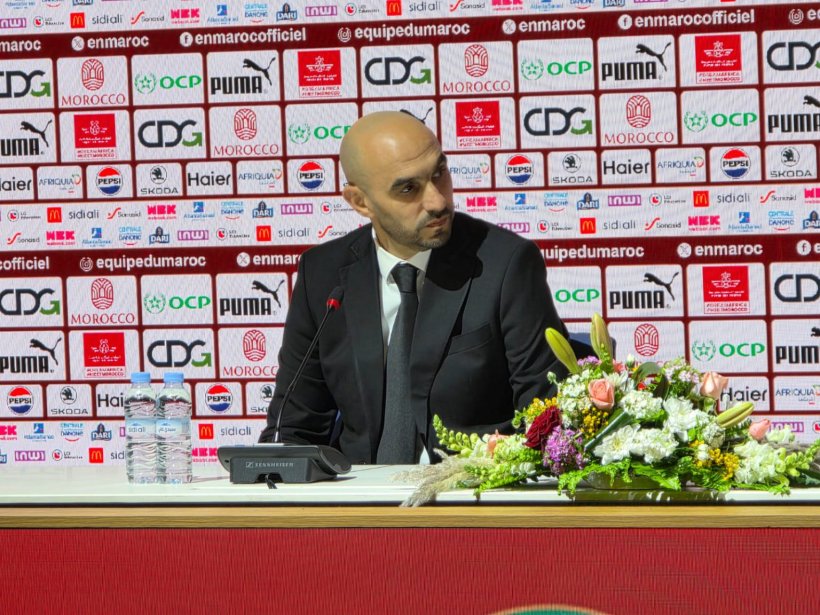 لقطة مفاجئة من الركراكي خلال تقديم مدرب المغرب الجديد