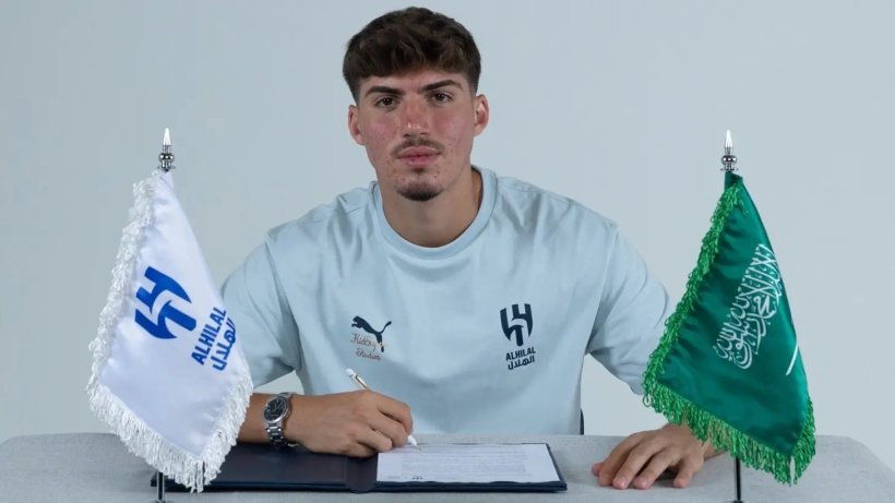 الهلال يكشف حقيقة سفر أكتشيشيك إلى باريس