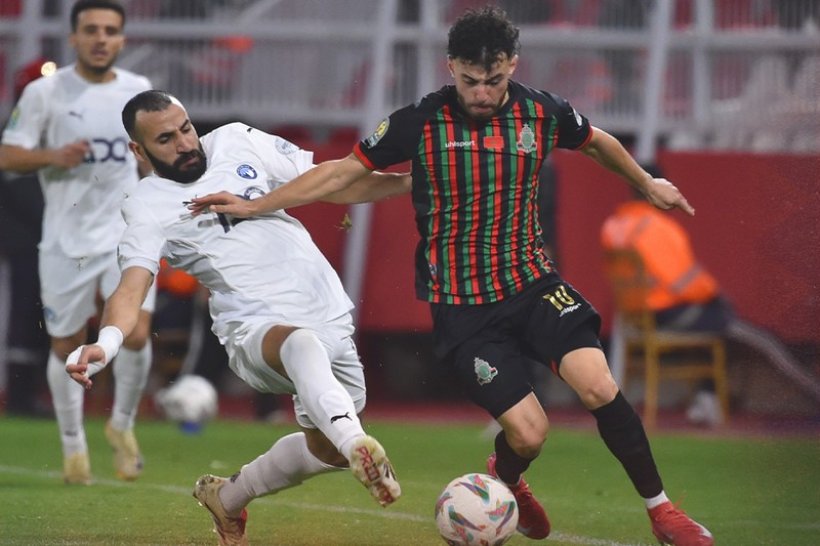 الجيش الملكي بالزي التقليدي وبيراميدز بالأزرق والأبيض