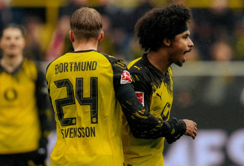 دورتموند يضرب أوجسبورج بثنائية في البوندسليجا