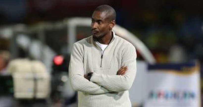 توقيف المدرب رولاني موكوينا بمطار الجزائر وبحوزته عملة صعبة