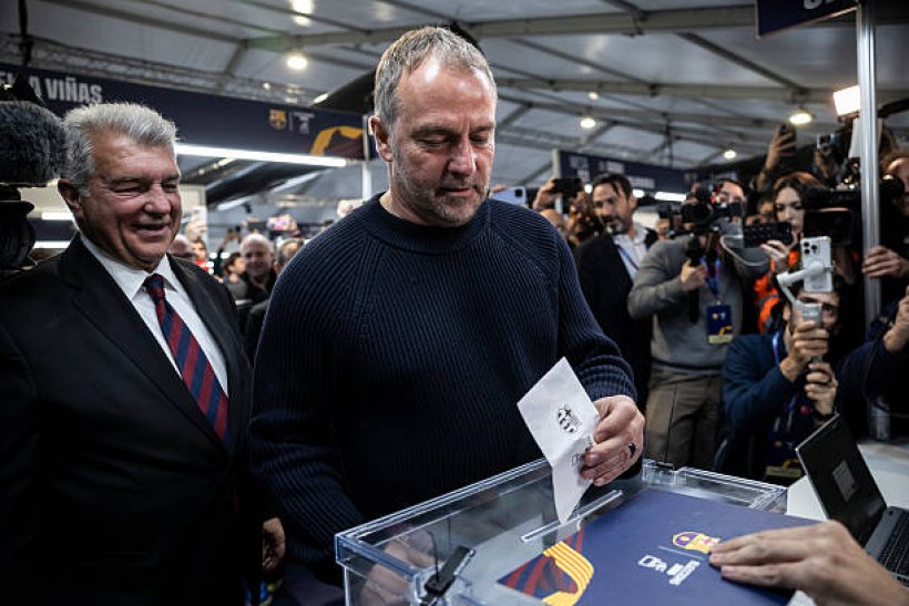 موقف هانز فليك من تجديد عقده مع برشلونة