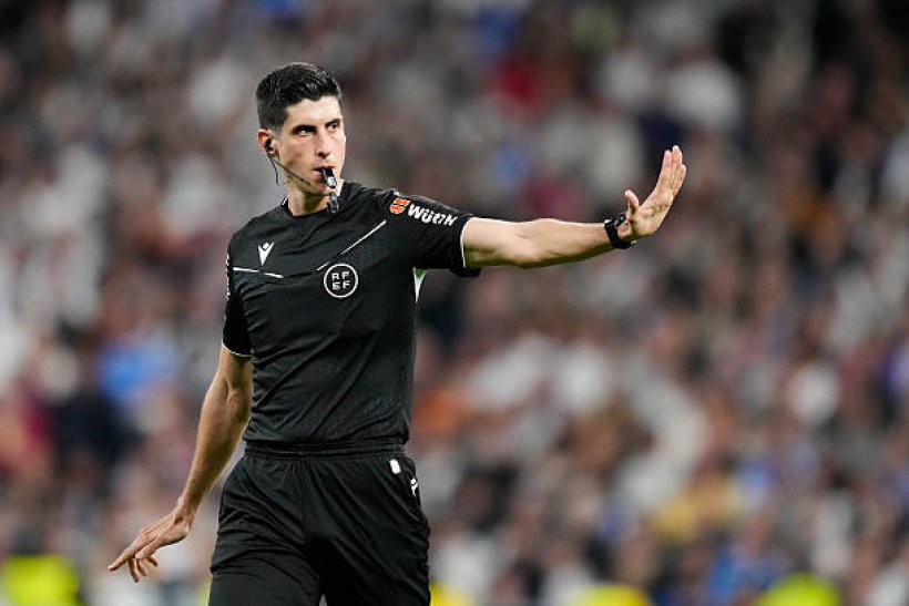 حكم مواجهة برشلونة وأتلتيكو مدريد في الدوري الإسباني