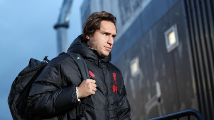 عاصفة حول كييزا: يترك معسكر إيطاليا ويتدرّب مع ليفربول ويشعل غضب الجماهير