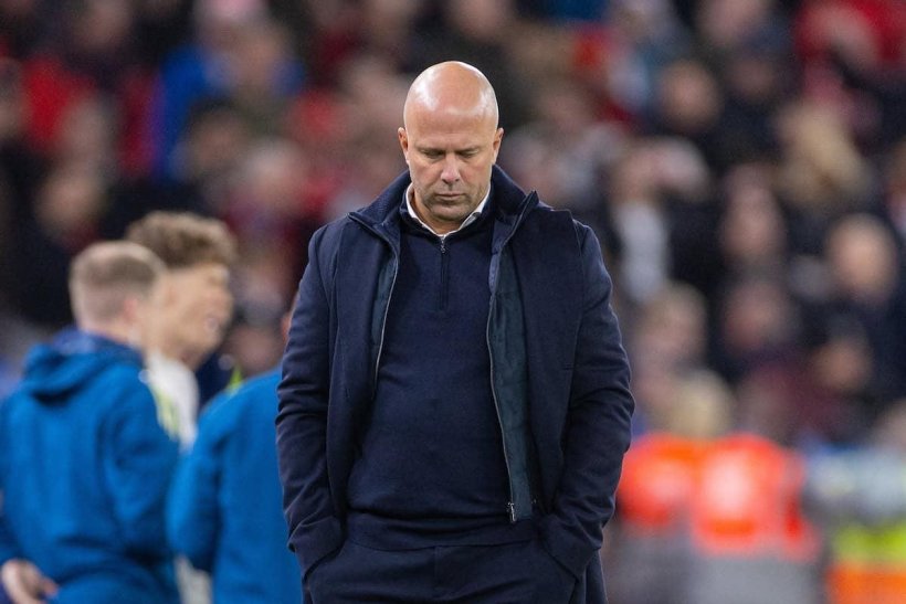 ليفربول يراجع مصير سلوت.. وانتقادات حادة لنجوم الفريق