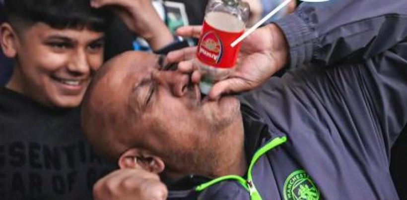 مشجع مانشستر سيتي يسخر من أرسنال بلقطة “زجاجة” تشعل مواقع التواصل