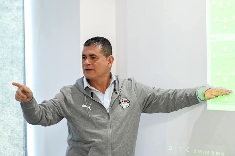 أوسكار رويز رئيس لجنة الحكام يقترب من الرحيل عن منصبه