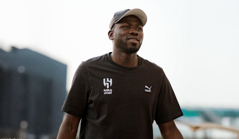 رغم الإصابة كوليبالي يصل جدة ويلتحق ببعثة الهلال