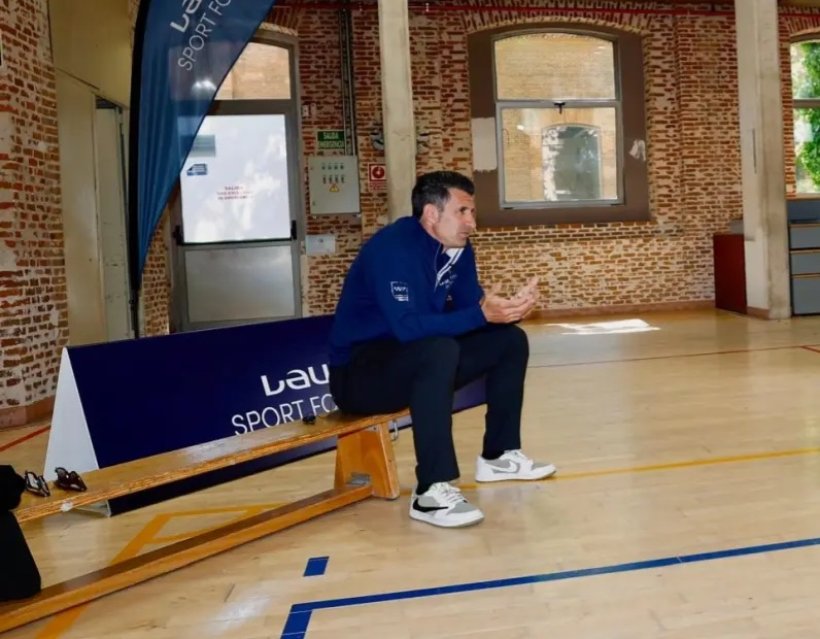 فيغو يدافع عن ألونسو ويشيد بنجم برشلونة