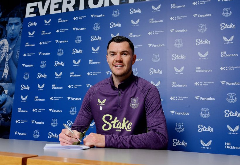 رسميًا: إيفرتون يعلن تمديد عقد مايكل كين