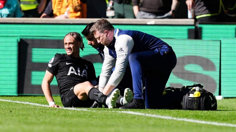 إصابة تقلق هولندا: تشافي سيمونز يغادر مباراة توتنهام محمولًا على نقالة