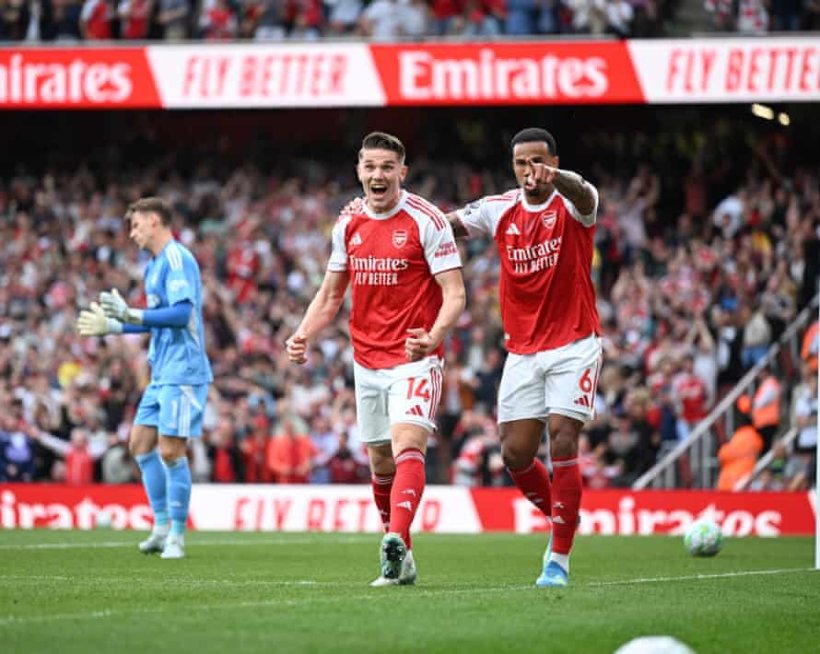 سباق الدوري الإنجليزي يثبت أن كرة القدم ما تزال لعبة لا يمكن التنبؤ بها