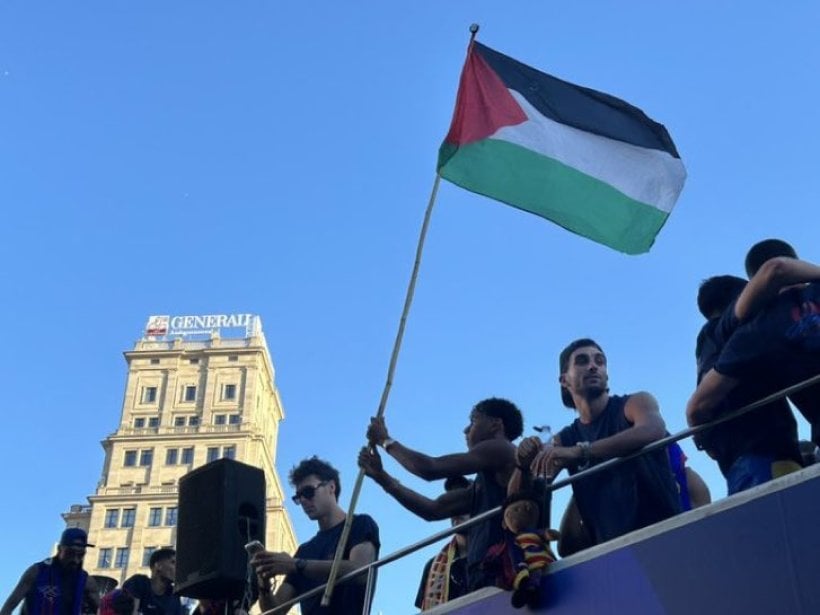 يامال يشعل احتفالات برشلونة برفع علم فلسطين