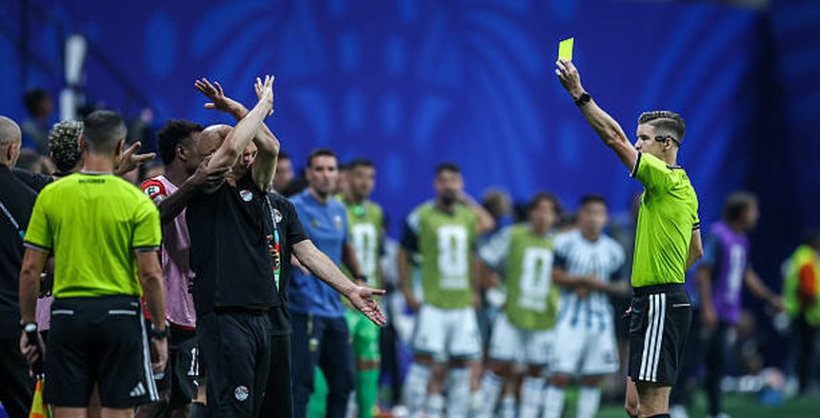 فيفا يستبعد حكم مباراة مصر والأرجنتين من كأس العالم