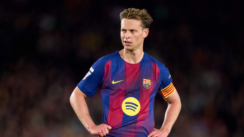 دي يونغ يعود إلى برشلونة مصابًا والغياب الطويل يثير القلق
