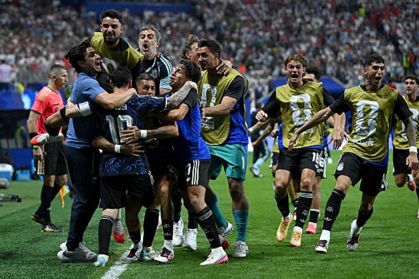 الأرجنتين تعادل رقمًا تاريخيًا في كأس العالم بفضل أهداف الدقائق الأخيرة