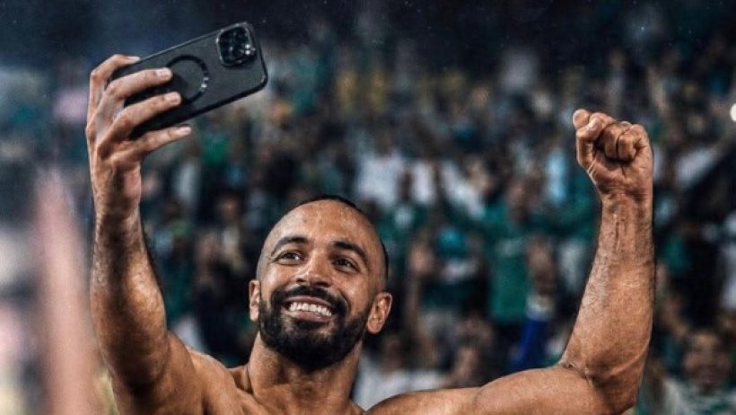 أفشة يرغب في الاستمرار ضمن صفوف الأهلي