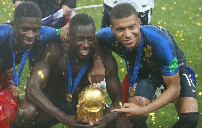 ميندي يبيع نسخة كأس العالم التي توّج بها مع فرنسا
