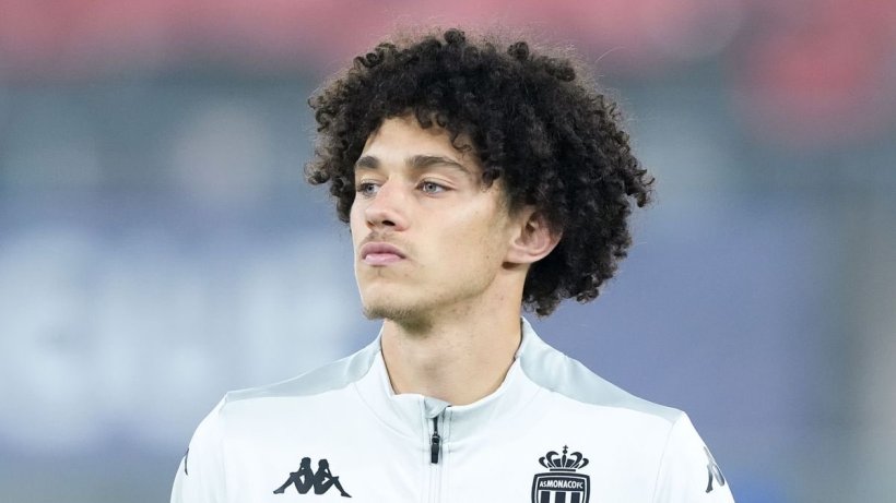 ماغنيس أكليوش لاعبًا لباريس سان جيرمان