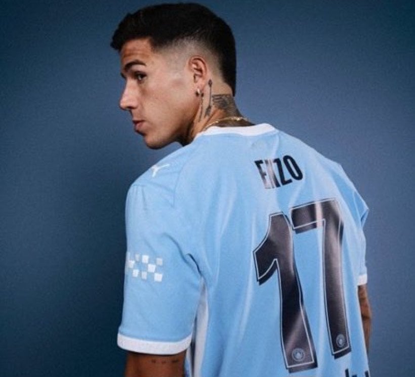 إنزو فيرنانديز يرتدي القميص رقم 17 مع مانشستر سيتي