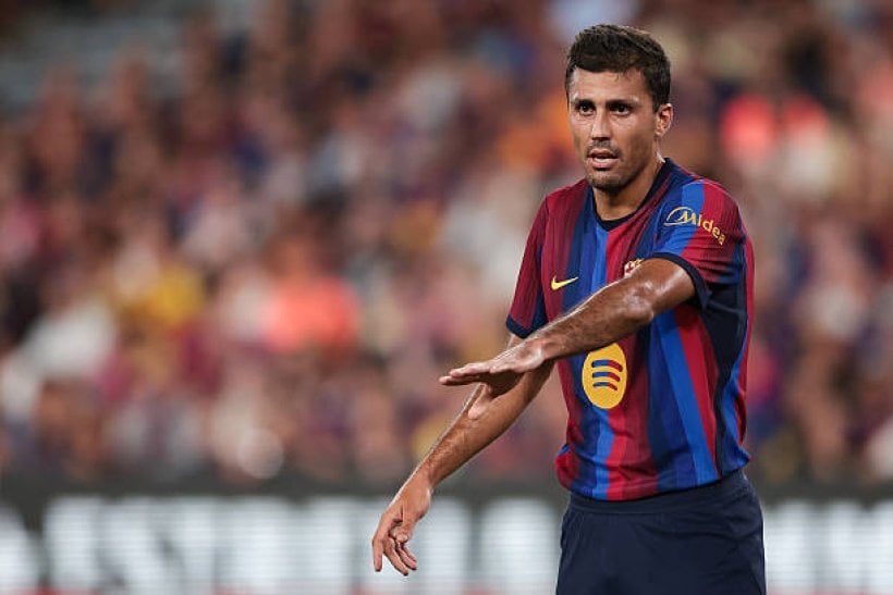 رودري يقترب من التشكيل الأساسي مع برشلونة