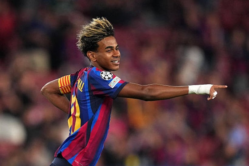 يامال يفتتح مشواره في الركلات الحرة مع برشلونة