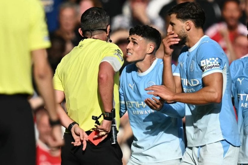 فودين يُثير جماهير مانشستر يونايتد بعد طرده في ديربي مانشستر