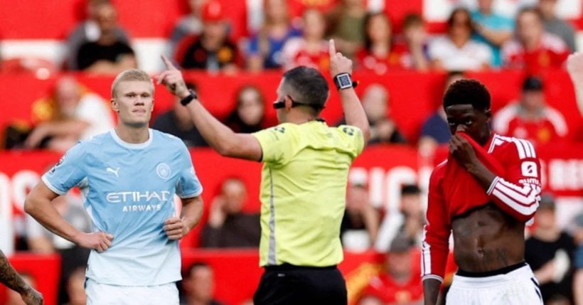 رسميًا.. إبعاد حكمي VAR بعد الخطأ الكارثي في هدف هالاند بديربي مانشستر