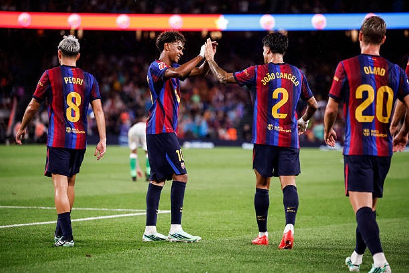 برشلونة يكتسح راسينج سانتاندير ويحتفظ بصدارة الليغا