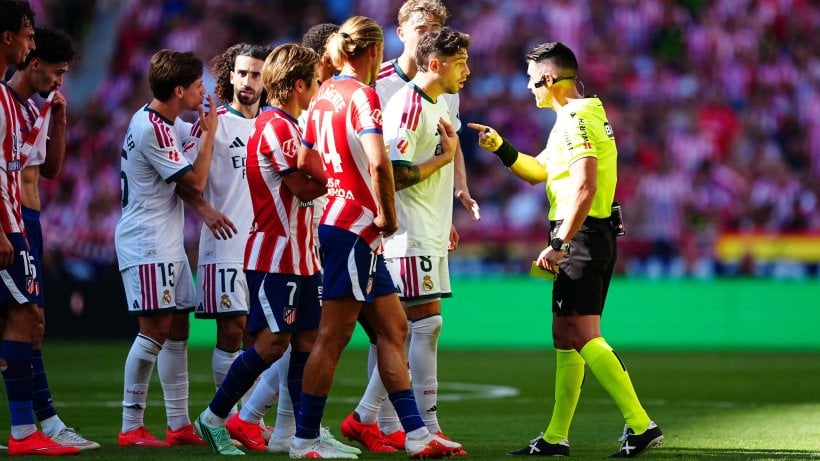 لجنة الحكام توضح موقفها من أخطاء حكم ديربي مدريد