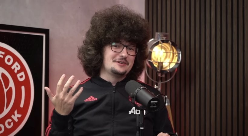 مشجع مانشستر يونايتد الشهير يحتفل بعامين دون قص شعره